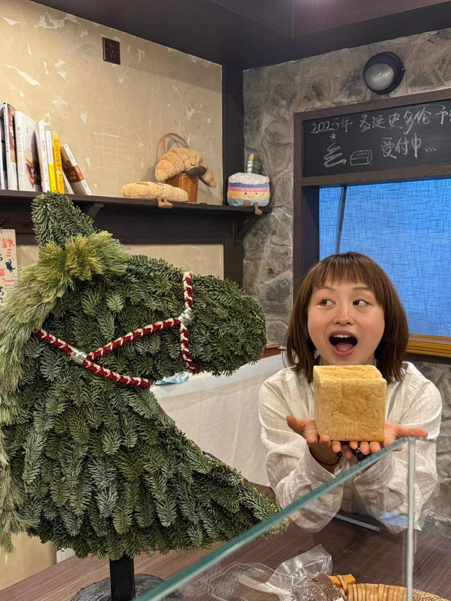日々 HIBI 店内，一位客人手捧全麦烫种吐司